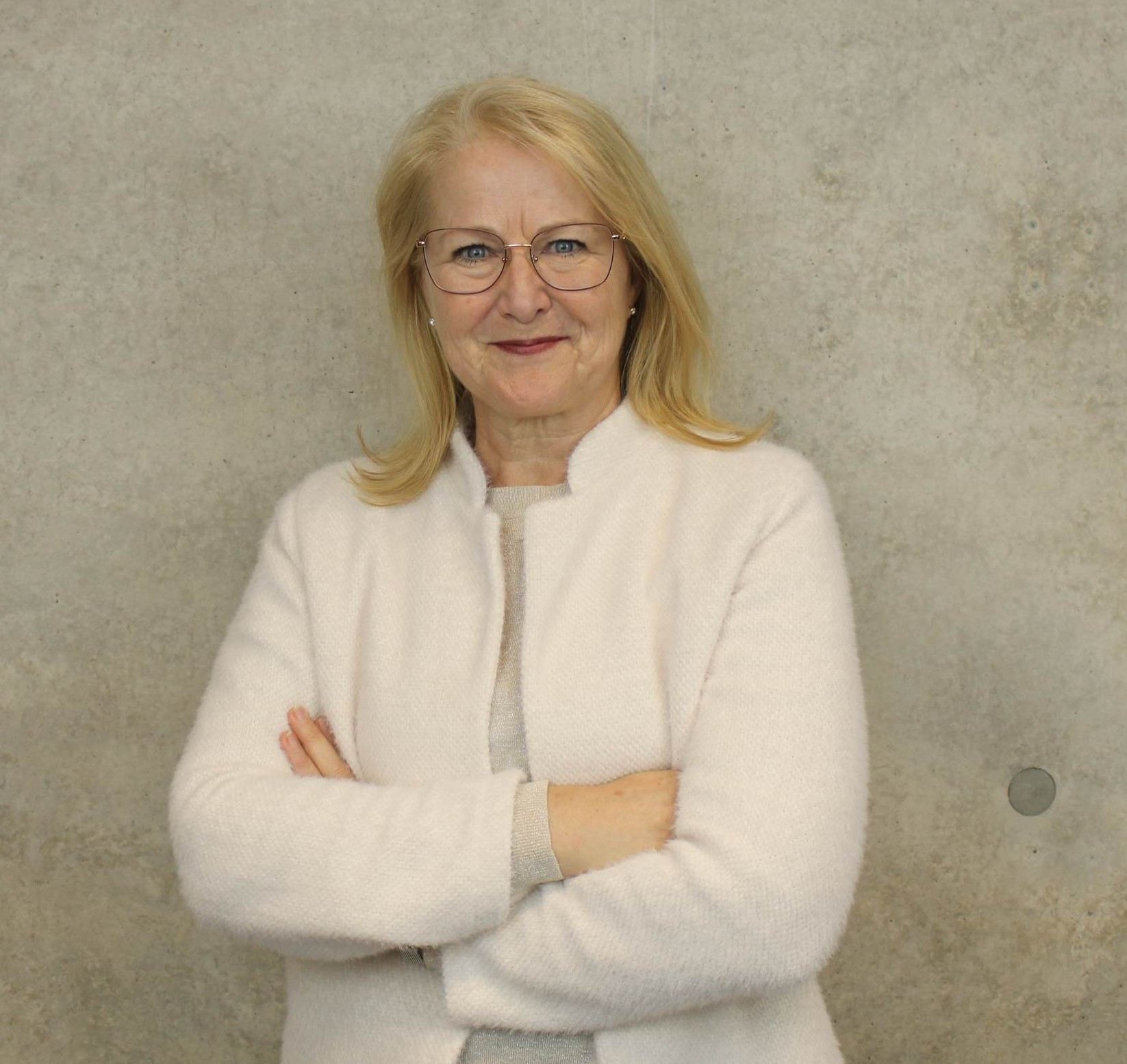 Frau Andrea Dicknether